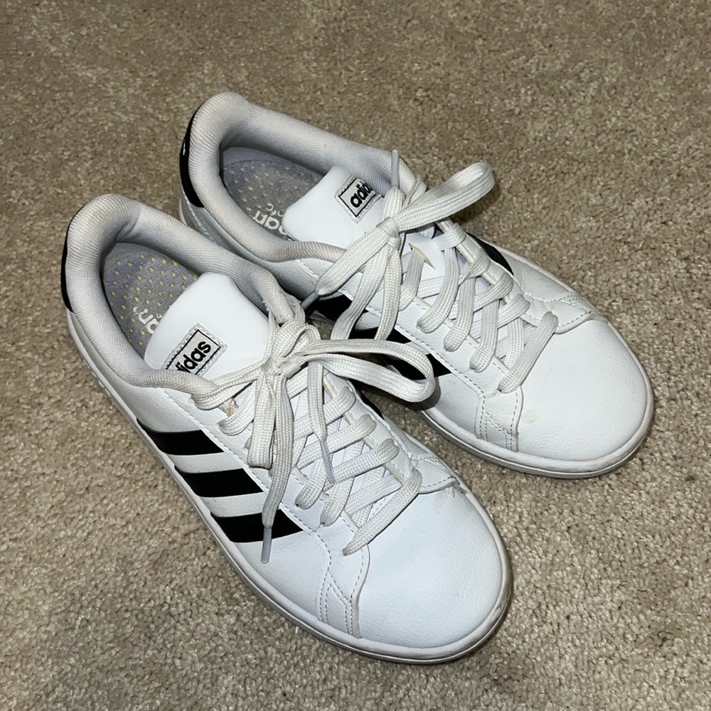Adidas grand court shoes size 6